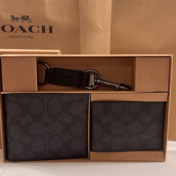 1 DAY DEAL! COACH | Men’s Wallet. Gift Set, Coach Box, & Store Bag. Gift ready! - Picture 3 of 11